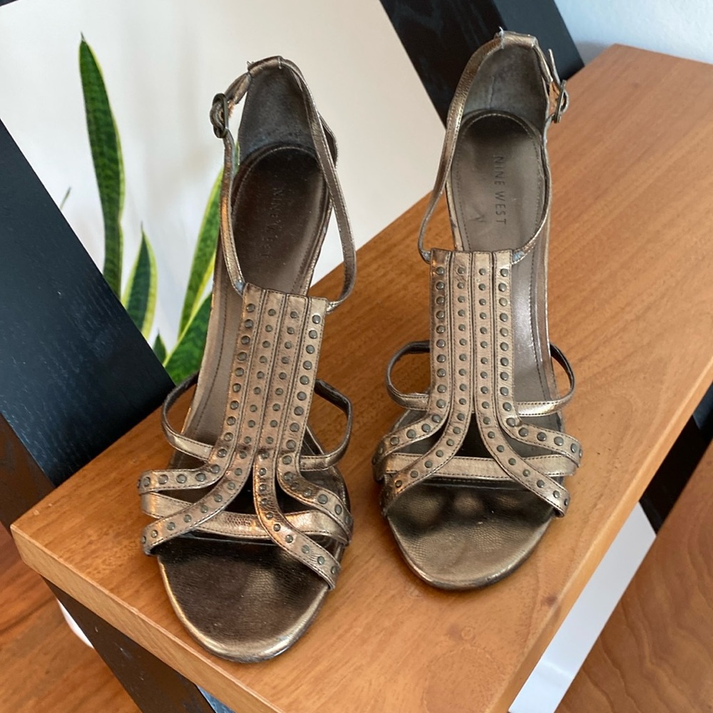 Copper or brassy colored Nine West heel